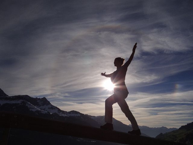 Yoga auf Walser ArtEntspannen und gleichzeitig die winterliche Bergluft genießen. Von 6. Jänner bis 31. März 2015 wird einmal wöchentlich im Kultursaal der Kirche Raggal eine Yoga-Einheit angeboten. Im Anschluss gibt es traditionelles Riebel-Frühstück.      