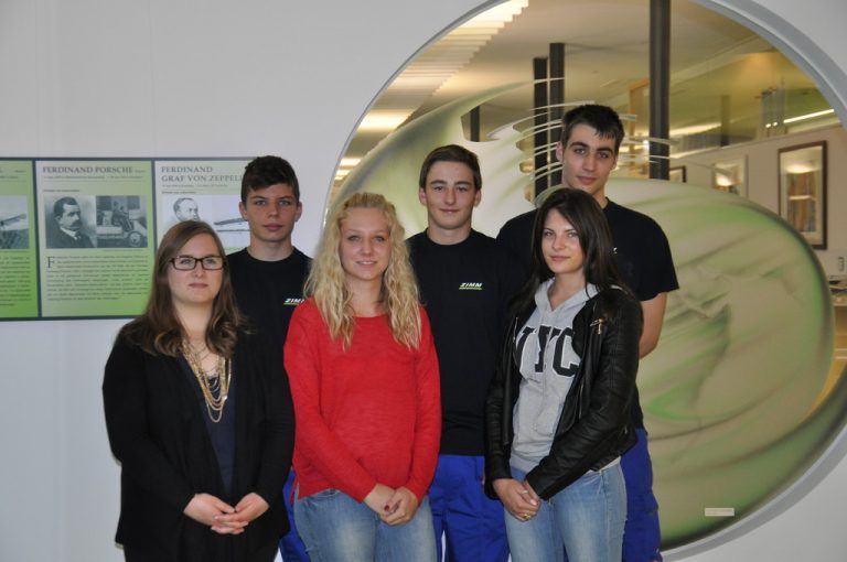 Zimm. Zimm in Lustenau bildet sechs neue Lehrlinge in den vier Berufen Metallarbeiter, Metalltechniker, Bürokauffrau und Finanz- und Rechnungswesen aus. Insgesamt sind beim Ausgezeichneten Lehrbetrieb 15 Lehrlinge beschäftigt.