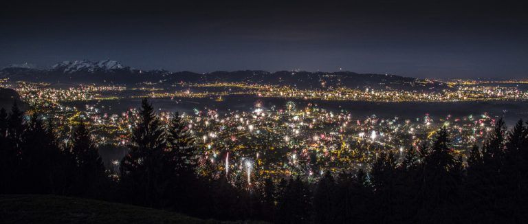 Zu Silvester werden wieder Tausende Raketen in den Himmel steigen. Ein sensibler Umgang ist angezeigt. Foto: VN/Hartinger