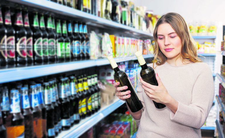 Zu welcher Verpackung tendiert der Kunde im Supermarkt? Laut Umfrage zur Mehrwegflasche, am Regal zum Einweggebinde. Fotolia