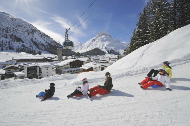 Zünftige RodelpartienDer Burgwald in Oberlech bietet die Kulisse für eine rasante Fahrt mit der Rodel. Die Bahn schlängelt sich in unzähligen Kurven talwärts und erfreut sich großer Beliebtheit.