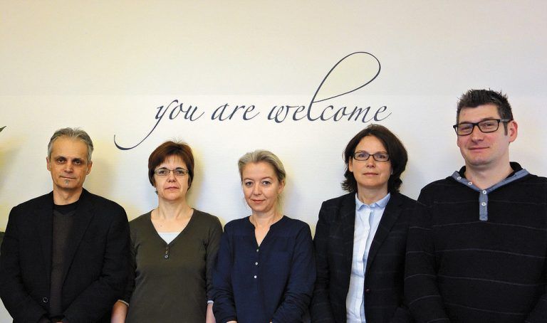 Zum vierten Mal ausgezeichnet: Das Hotel Viktor mit Geschäftsführer Armin Hotz und den Ausbildungsverantwortlichen Petra Vogt (Etage), Claudia Techt (Service), Ingrid Ellensohn (Rezeption) und Boris Voplakal (Küche).