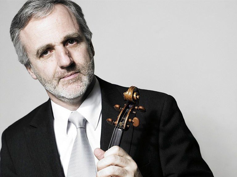 Zusammen mit acht Mitgliedern der Wiener Philharmoniker interpretiert Rainer Honeck Serenaden von Hugo Wolf und Alban Berg sowie Franz Schuberts Oktett in F-Dur. philipp horak