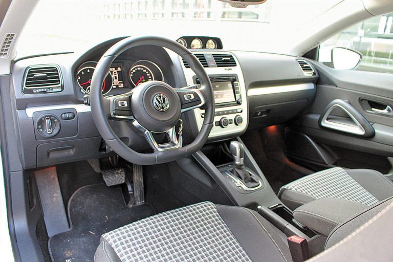 Zusatzinstrumente erinnern an den Ur-Scirocco.