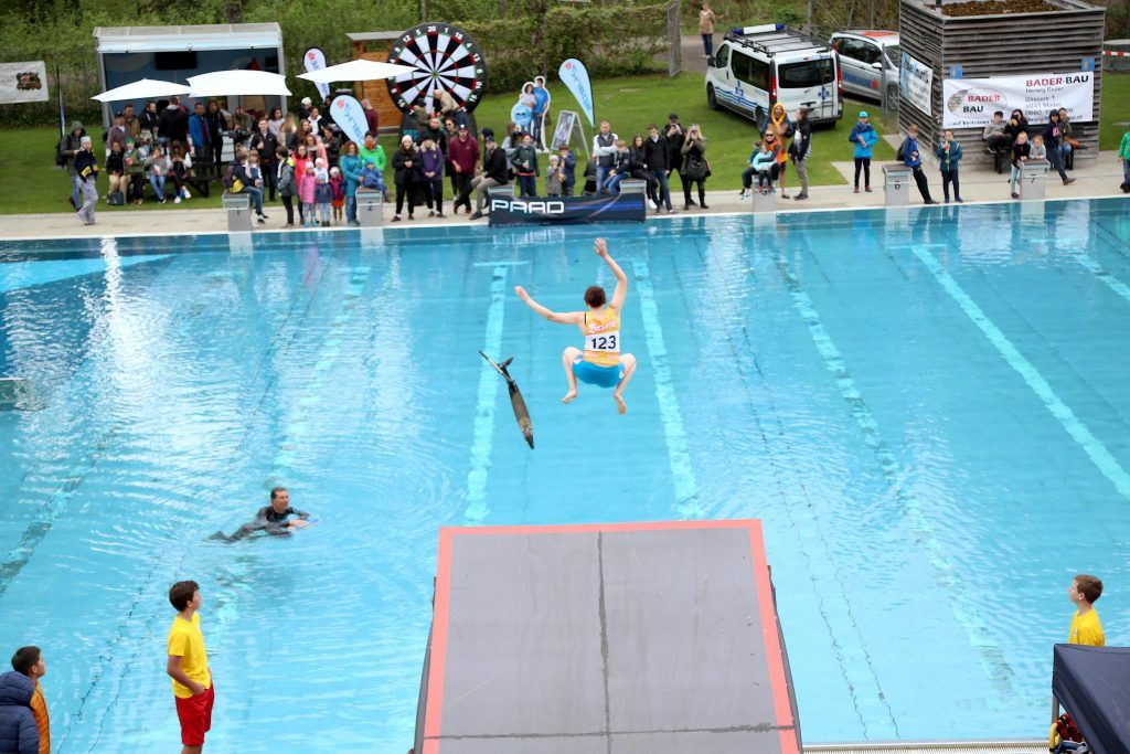 Mit einem „Double-Backflip“ im Waldbad Gisingen in Richtung Sommer
