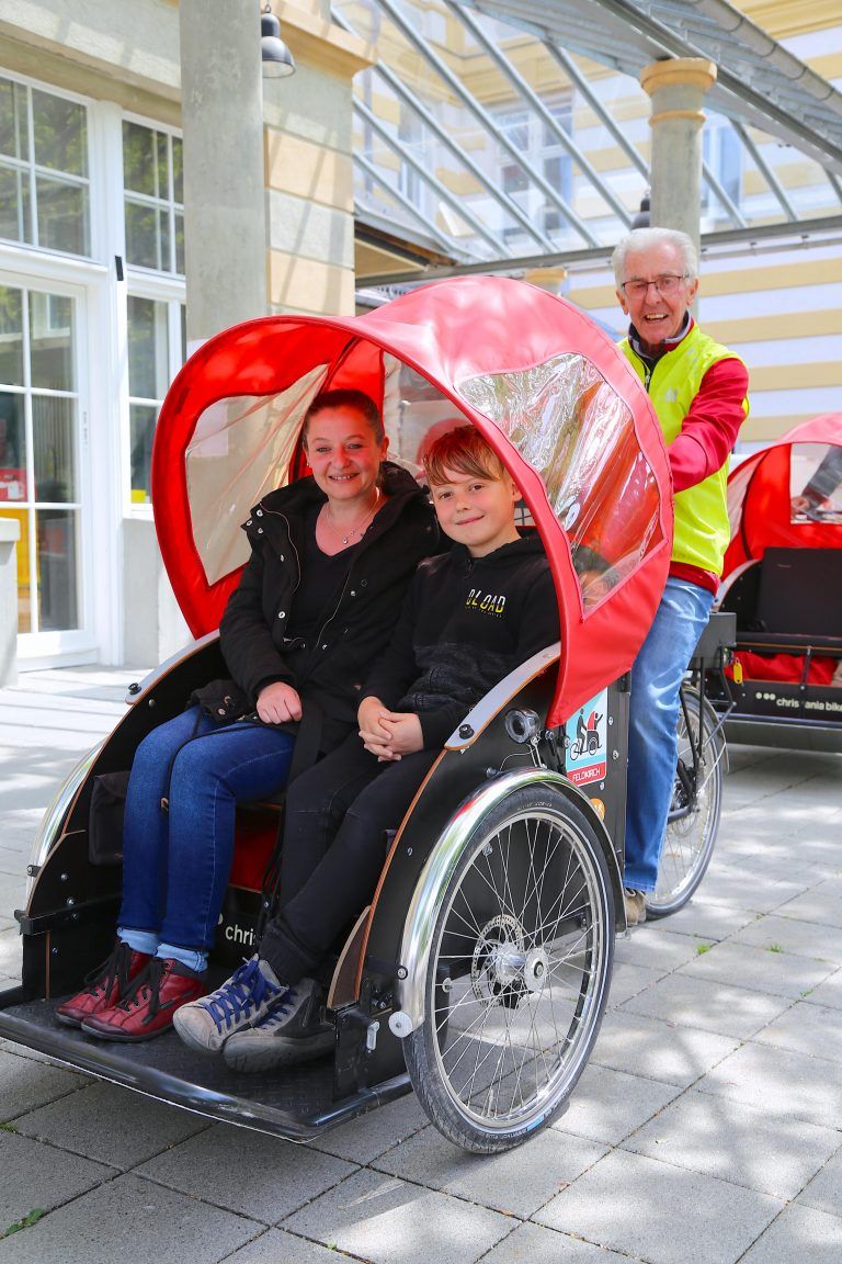Kerstin und Max ließen sich von Ferdinand (Seniorenbörse Feldkirch) in der Rikscha kutschieren. Uysal