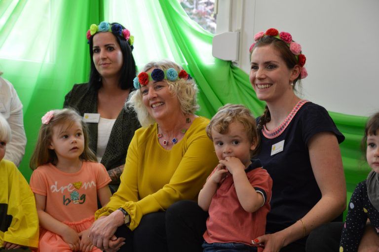 LR Wiesflecker und Leiterin Verena Samson mit den Schneckenkindern. 