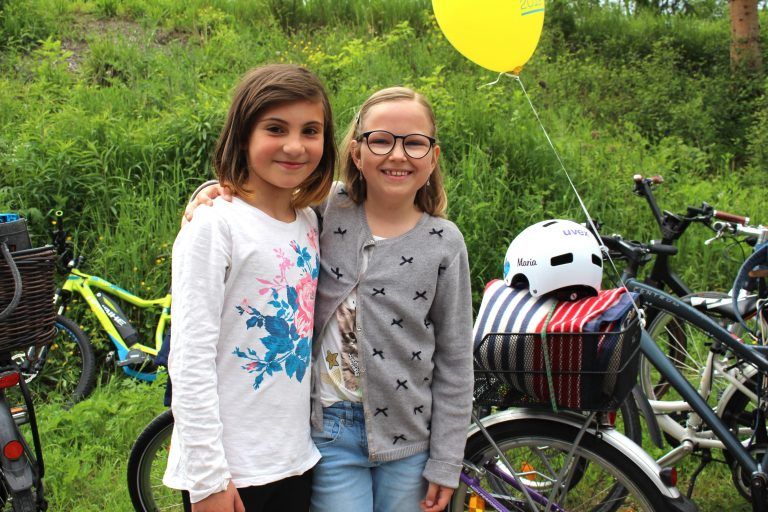 Elif und Tabea radelten fleißig zum Gutshof Heidensand.