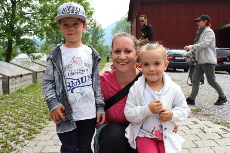 Mama Daniela mit Sohn Pascal und Töchterchen Melina.