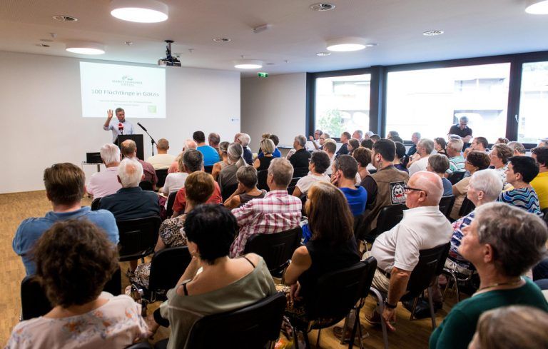 150 Menschen kamen in die Götzner Volkshochschule. Der Bürgermeister hatte nicht auf alle Fragen eine Antwort. Foto: VN/Stiplovsek