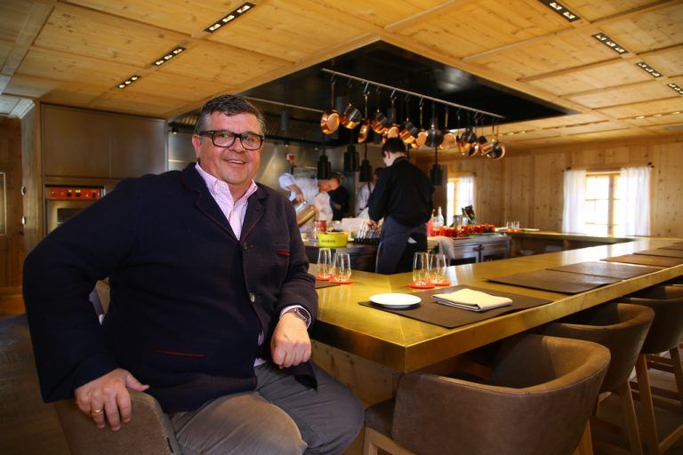 1780 erbaut, erstrahlt das Zuger Schulhaus nun dank Joschi Walch in neuem Glanz. Den Gast erwartet dabei kulinarische Heimatkunde der ganz besonderen Art. Fotos: VN/Hofmeister