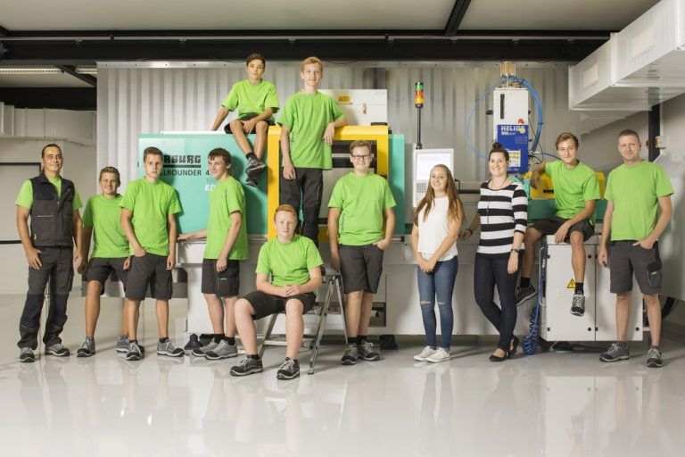 1ZU1 PROTOTYPEN: Neun Lehrlinge beginnen ihre Karriere bei 1zu1 Prototypen in den Berufen Kunststoffformgeber/-techniker, Metalltechniker/Zerspanungstechniker und Bürokauffrau. In der modernen Lehrwerkstätte bietet das Dornbirner Hightechunternehmen den Fachkräften von morgen die neuesten Technologien zur Kunststoff- und Metallbearbeitung.„Die Lehrlingssuche verlief dieses Jahr sehr gut“, erzählt Geschäftsführer Hannes Hämmerle.