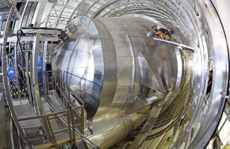 200 Tonnen wiegt der Hauptspektrometer des Karlsruher Tritium Neutrino Experiments, genannt Katrin. Foto: EPA