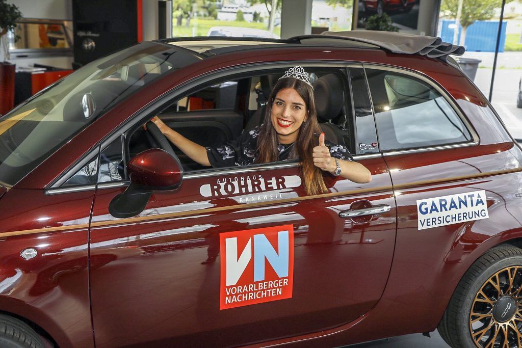 Miss Nina aus Höchst bekam die Schlüssel für ihr neues Auto überreicht