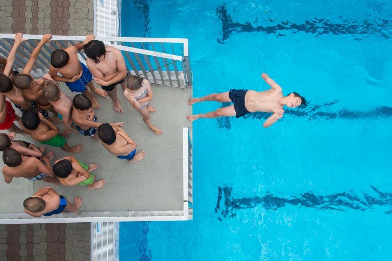 Heiße Sommer sollen uns dank Klimawandel ja öfter ins Haus stehen. Ein Ausflug ins Freibad bietet sich jedoch leider nicht immer an.VN/Steurer