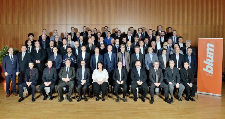 77 Blum-Mitarbeiter wurden für ihren langjährigen Einsatz im Unternehmen geehrt. Foto: Blum