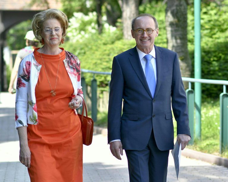 Othmar Karas (ÖVP) kam in Begleitung seiner Frau Christa. APA