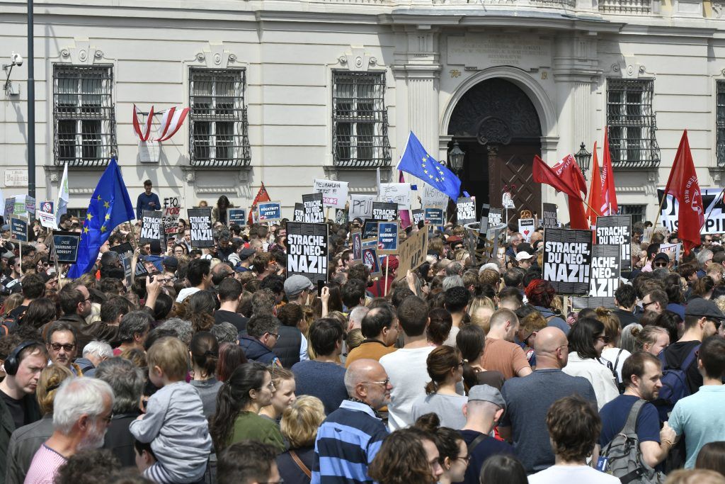 Kurz-Auftritt verzögert sich, Demo fordert Neuwahl