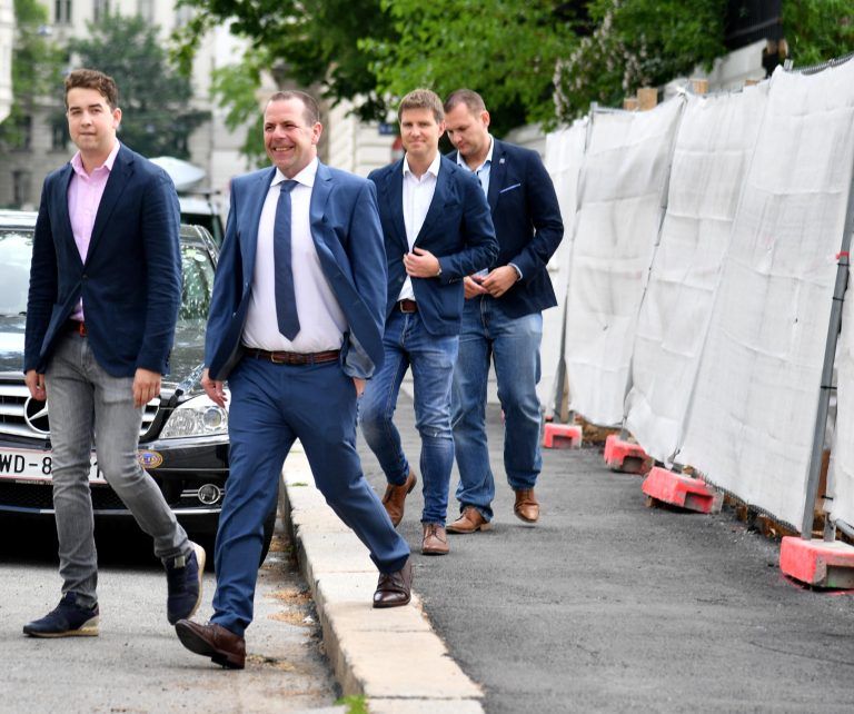 Harald Vilimsky (FPÖ) vor seiner Stimmabgabe im Rahmen der EU-Wahl am Sonntag, 26. Mai 2019, in Wien. APA