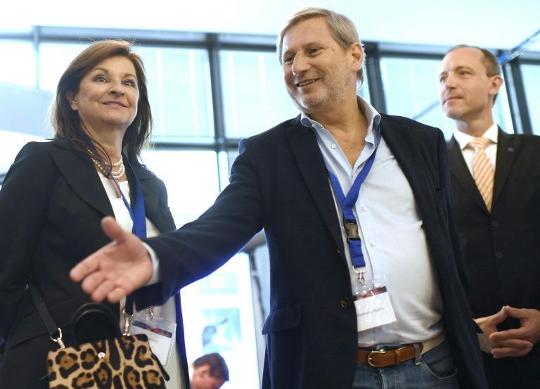 Susanne Riess und EU-Kommissar Johannes Hahn (ÖVP) im Rahmen der EU-Wahl am Sonntag, 26. Mai 2019, im Haus der Europäischen Union in Wien. APA
