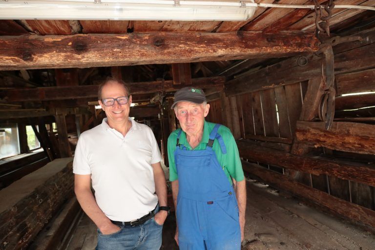 Claus Schwarzmann und Säger Heribert Metzler.