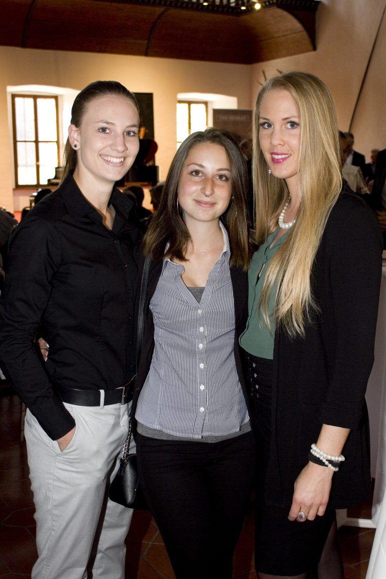 Hannah Mößlang (l.), Adriana Romagna und Karin Goller zeigten sich kunstinteressiert.