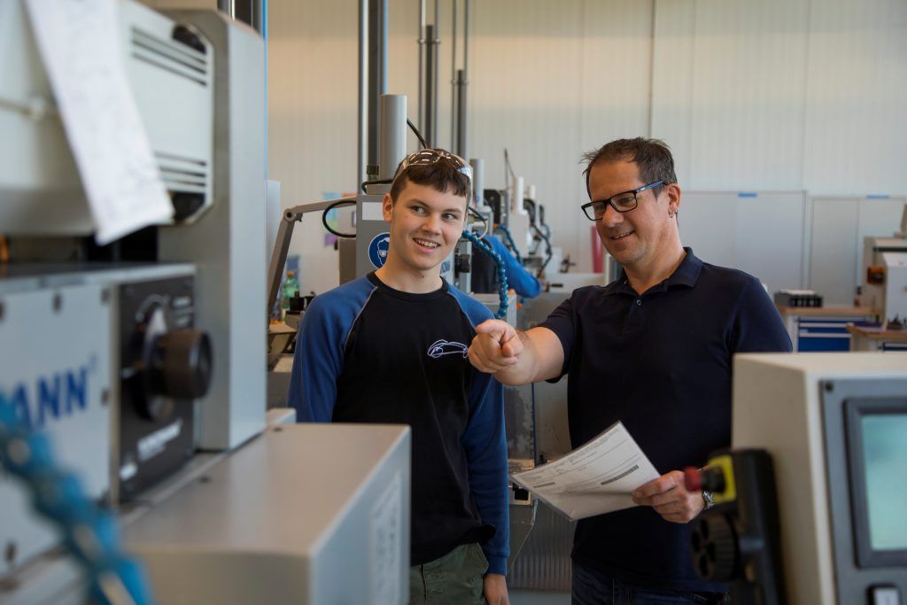 Ausbildung mit Zukunft: Digitale Fabrik und Roboterdame Pepper für Rookies