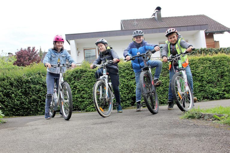 dürfen fahrräder zu dritt nebeneinander fahren