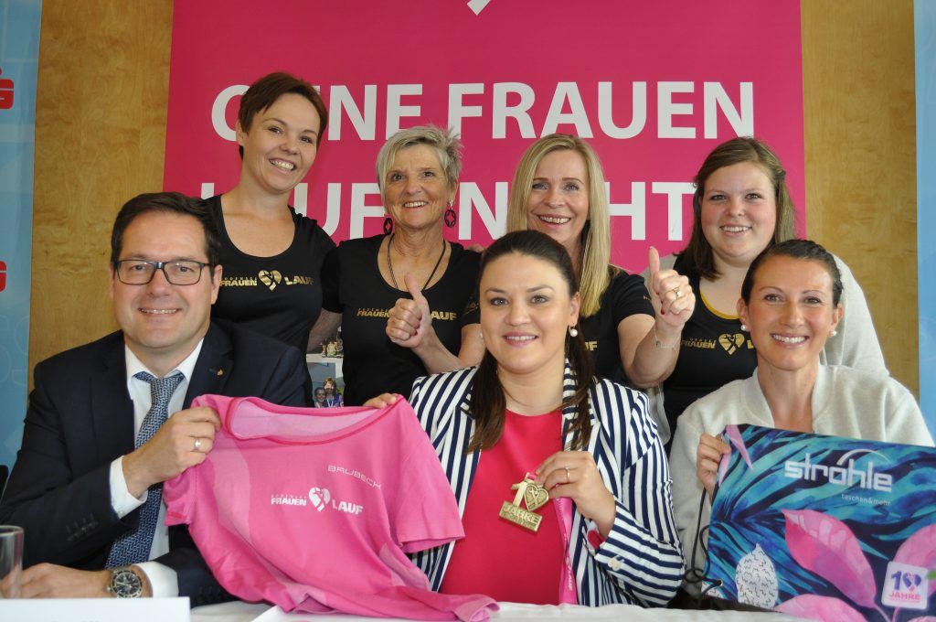 Profi Sabine Reiner läuft beim Frauenlauf in der Kinderwagenklasse