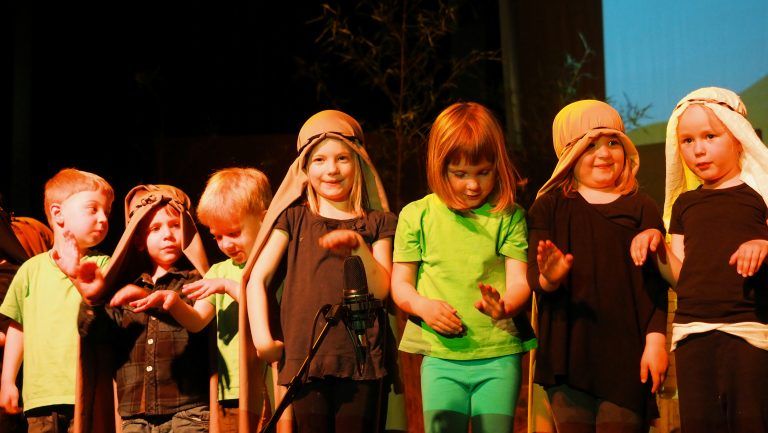  Die Kinder stellten musikalisch verschiedene Länder dar.                               Juen                                                                            