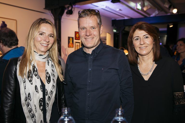  Unter den Gästen: Doris Steurer (l.) mit Alexander und Karin Bayer.