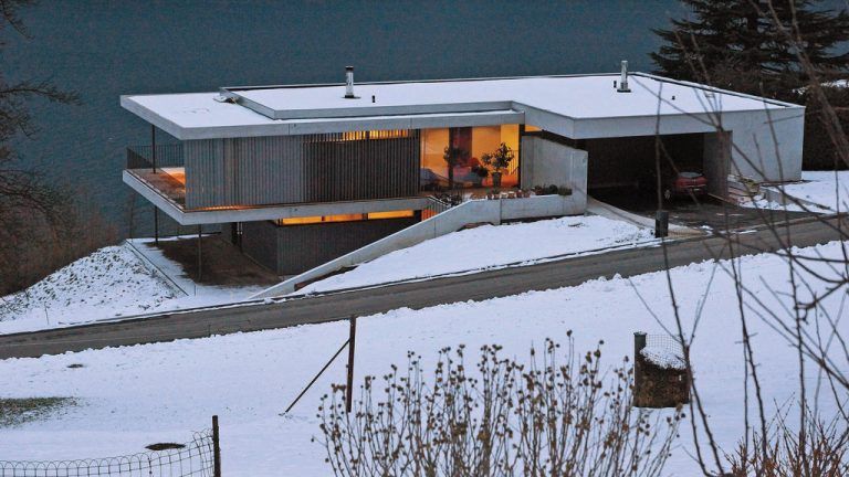 Abendstimmung. Die beweglichen Holzlamellen von der Firma Kaufmann aus Reuthe geben dem Haus Struktur und dienen als Sichtschutz.