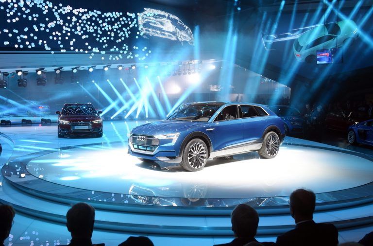 AerodynamischStromlinienförmig und mit Strom betrieben: Audi gibt mit dem e-tron quattro concept einen Ausblick auf ein Elektro-Serienfahrzeug, das 2018 auf den Markt kommt. Das Sport-SUV schafft eine Reichweite von 500 Kilometern.