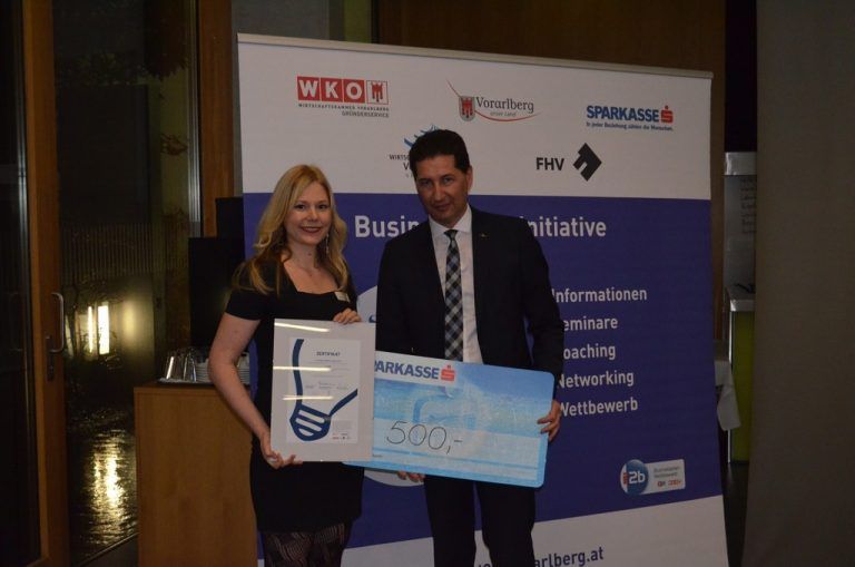 Alena Flatz mit Harald Giesinger, Vorsitzender-Stellvertreter der Dornbirner Sparkasse bei der Preisübergabe.