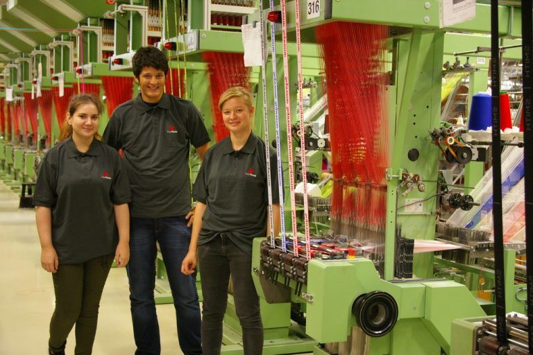 ALGE ELASTIC: Aslihan Cilli, Yasin Abay und Isabell Hofer heißen die drei neuen Lehrlinge bei der Firma Alge Elastic in Lustenau, welche alle den Beruf Textiltechniker erlernen. Insgesamt werden im Betrieb sieben Lehrlinge ausgebildet.