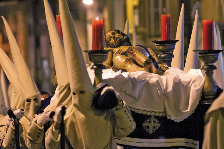 Am Gründonnerstag wurden früher die Büßer in der Kirche wieder aufgenommen. Heute ziehen sie in Spanien in Prozessionen durch die Straßen.