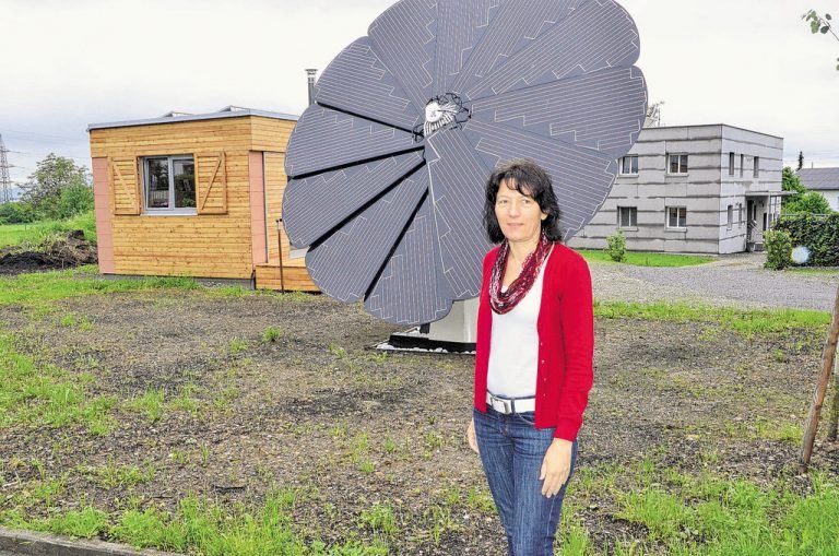 Andrea Mennel präsentiert die Smartflower in Hörbranz.