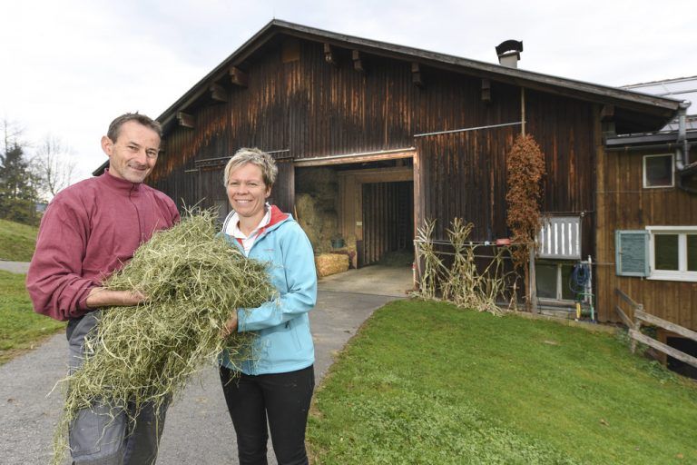 Andrea und Merbot Bereuter installierten auf ihrer Landwirtschaft eine neue Heutrocknungsanlage.