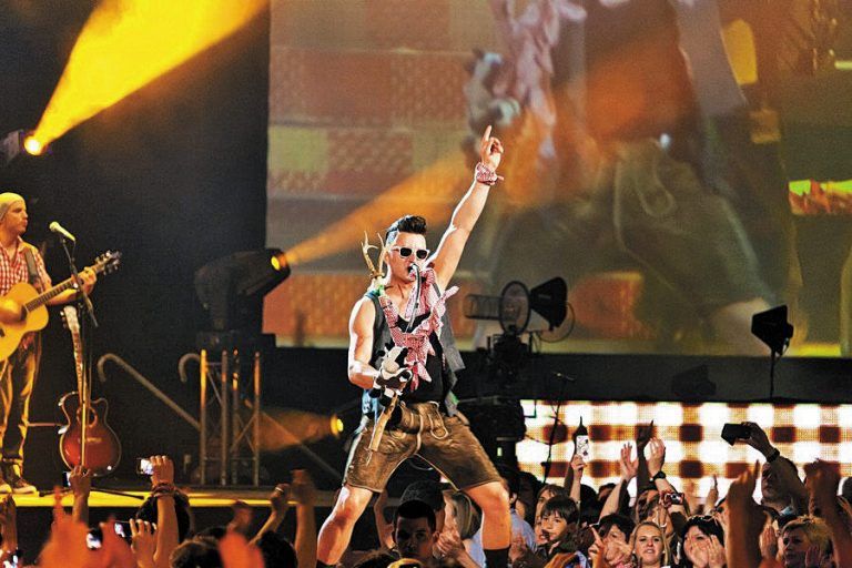 Andreas GabalierAm Samstag, 2. April 2016, wird der 30-jährige Volks-Rock‘n‘Roller in der Silvretta Montafon die Bühne rocken. Beim sogenannten Springpowder-Finale wird der Steirer dabei dem Publikum so richtig einheizen.