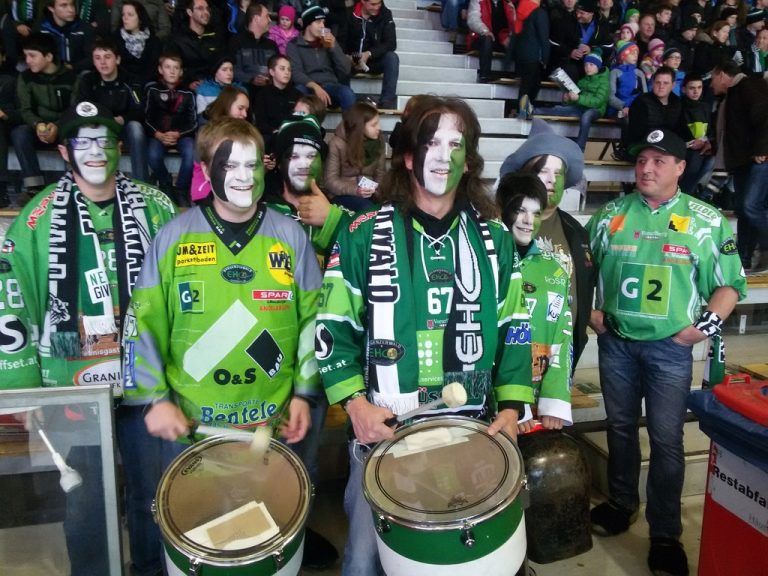 Andreas Hohenegg (Mitte) und seine Kollegen sind mit Leib und Seele Fans des EHC Bregenzerwald.  Foto: siha