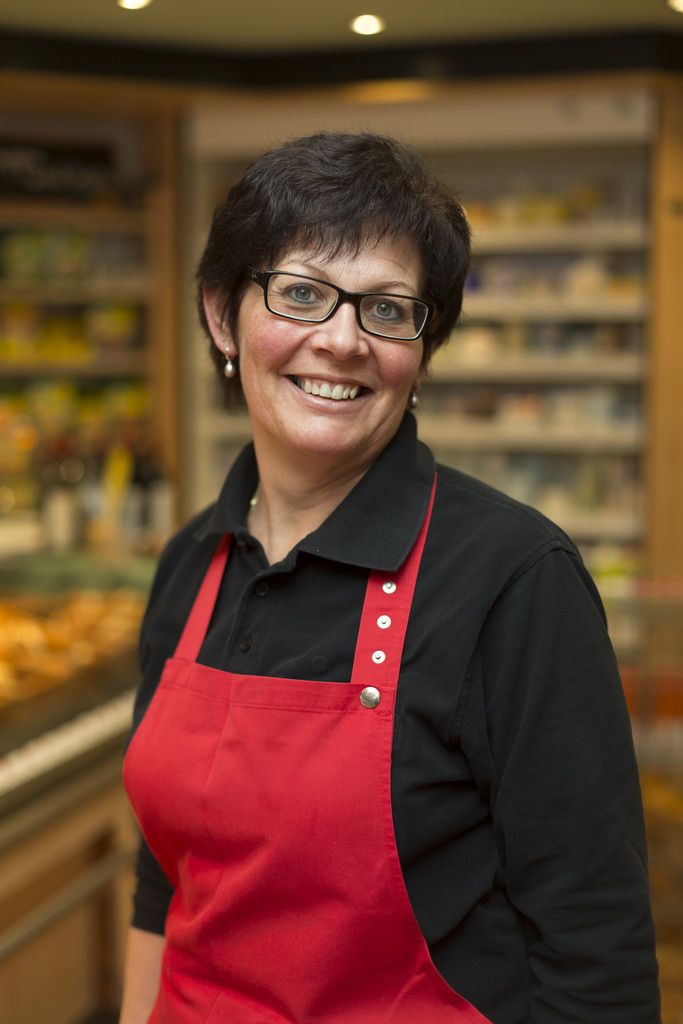 Angelika Endres, VerkäuferinIch habe Verkäuferin gelernt und arbeite seit der Eröffnung des Geschäfts gerne mit. Ich bin einfach gerne unter Menschen.