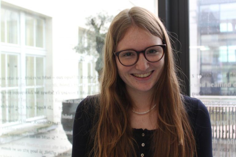Angelina Netzer,17 JahreInteressant fand ich die Meinungen der Politiker zu den Themen Flüchtlinge und IS. Auch als Menschen schienen sie sehr sympathisch, obwohl Einzelne ein bisschen viel redeten. Das Amt des Bundespräsidenten finde ich ein wichtiges Amt, da er sehr viel Verantwortung trägt, deswegen gehe ich zur Wahl.