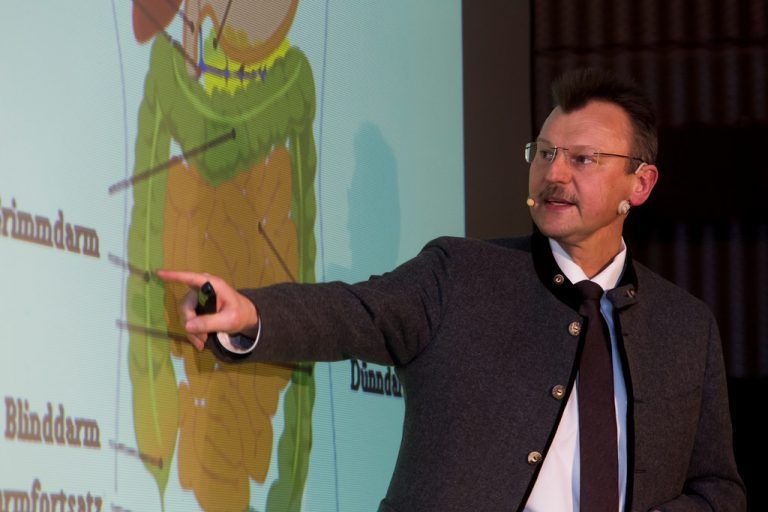 Anhand von verständlichen grafischen Darstellungen erklärte Primar Peter Fraunberger die Aufgaben des Blutes. Foto: vn/paulitsch