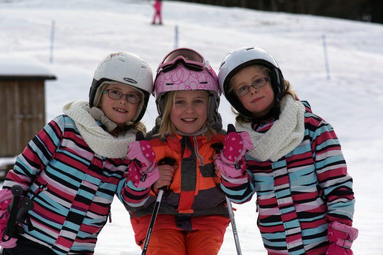Annika, Lenia und Jana (v.l.) kannten keine Rast und keine Müdigkeit und flitzten munter die Hänge hinunter.