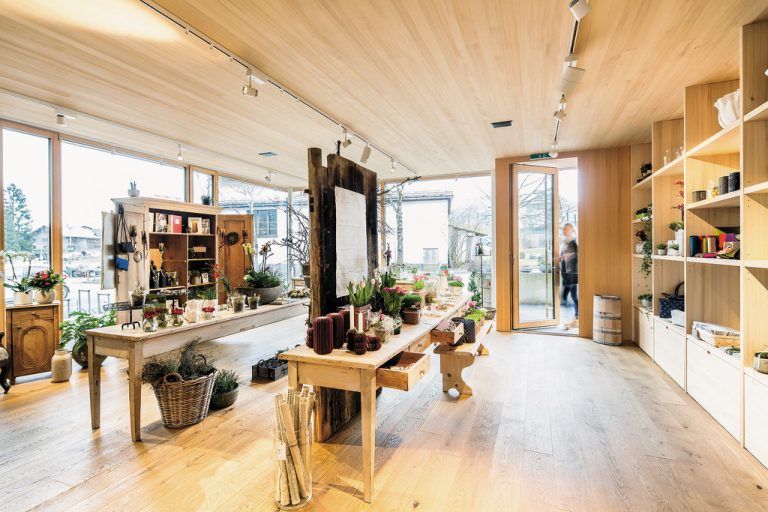 Atmosphäre ist in dem im Erdgeschoß von Haus B eingerichteten Blumenladen ganz großgeschrieben.Durch die raumhohe Verglasung der Außenwände verschwimmen hier schön Innen und Außen.