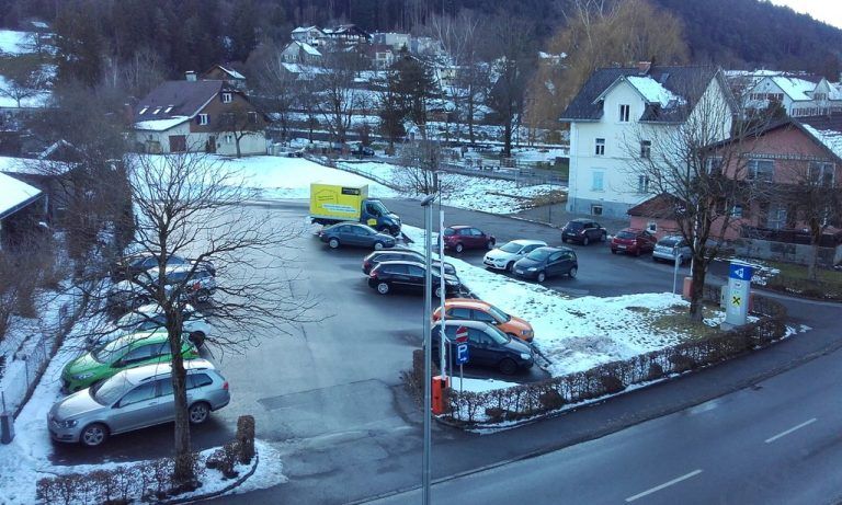 Auf dem Parkplatz, den hinten anschließenden Wiesen und auf der Fläche der Gebäude am rechten Bildrand soll der „Samina Park“ entstehen. wpa