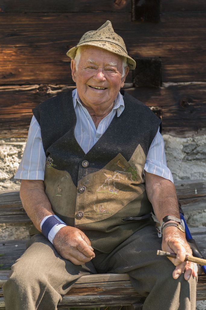 Auf dem Tanafreida fühlt sich s’Jokili wohl. Erst vor ein paar Tagen besuchte der 90-Jährige mit seinem Sohn das Maisäß. Foto: Johannes Fink