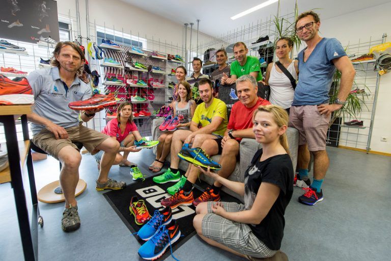 Auf den richtigen Schuh kommt es an: Die VN-Laufgruppe lief deshalb beim Spezialisten auf. Foto: stiplovsek