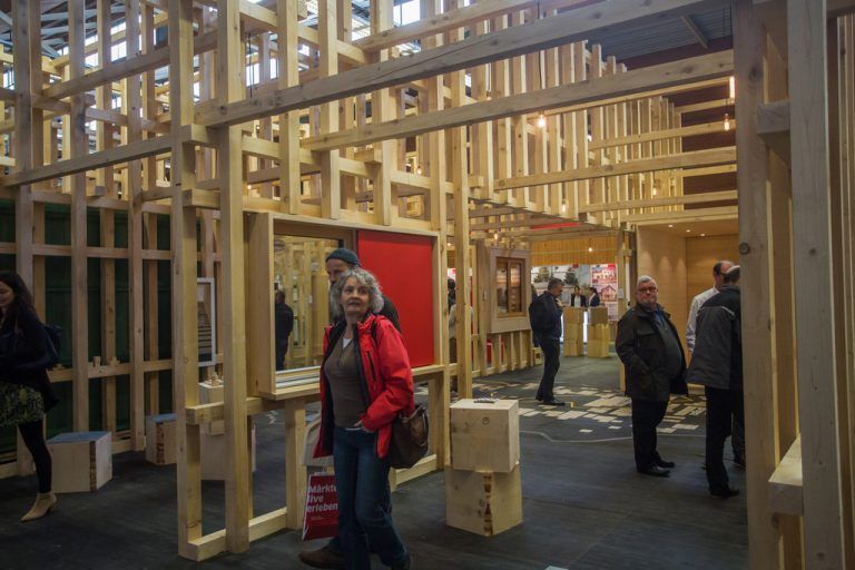 Auf der Baumesse Combau zeigten die Vorarlberger Zimmerer mit dem spektakulären Stand starke Präsenz. Foto: VN/Steurer