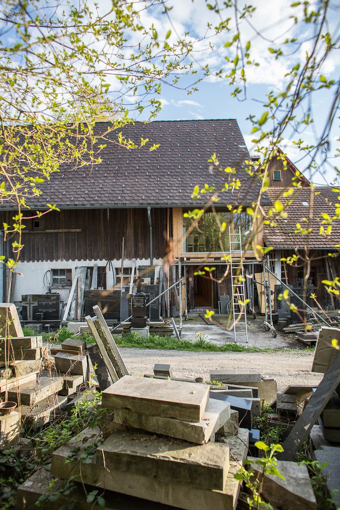 Auf der Rückseite kragt der Besprechungsraum ein wenig aus und schützt so den Hintereingang vor der Witterung.